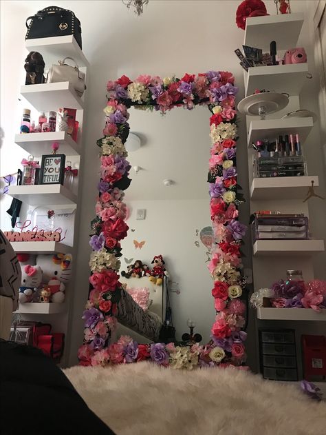 My diy flower frame mirror Flower Frame Mirror, Diy Flower Frame, Decorate Mirror Frame, Flower Mirror Diy, Decorated Mirror, Spiegel Diy, Mirror With Flowers, Diy Wall Decor For Bedroom, Diy Fleur