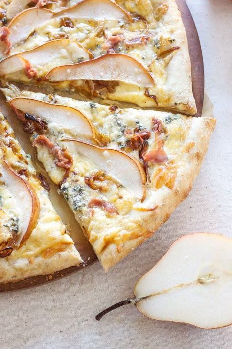 Pear, Prosciutto, and Gorgonzola Pizza Fall Pizza Recipes, Yakimeshi Recipe, Rosemary Pizza, Fall Pizza, Pear Pizza, Olive Oil Pizza, Gorgonzola Pizza, Fig Pizza, Rosemary Olive Oil