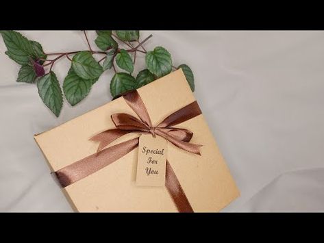 Ribbon On Box Diy, Tie A Box With Ribbon, How To Tie A Gift Box Ribbon, How To Wrap A Box With Ribbon, How To Tie A Box With Ribbon, How To Ribbon A Box Gift, Tutorial Ikat Pita, Diy Pita Kado, Ribbon Box Packaging