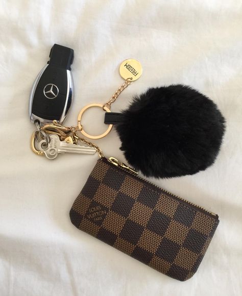 Luxury Keychain Aesthetic, Key Inspo Aesthetic, Cute Car Keys Keychains Ideas, Aesthetic Car Keys, Car Keychain Aesthetic, Car Keys Keychain Ideas, Car Keys Aesthetic, Lv Keychain, Keys Aesthetic