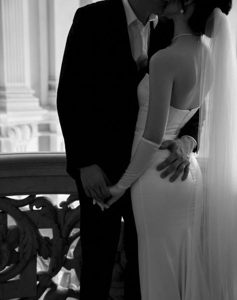 Wedding Fotos, Wedding Portrait Poses, Wedding Picture Poses, Wedding Photography Styles, Wedding Photos Poses, Courthouse Wedding, Wedding Engagement Photos, Wedding Mood, Wedding Photo Inspiration