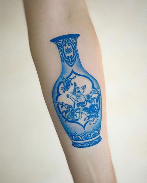 @xiaolun_tatt on Instagram: “🐱Rikku is chasing a butterfly!🦋 . . . . . . . . . . . . . . . . . . . #cat #cattattoo #blue #bluetattoo #porcelain #porcelaintattoo…”