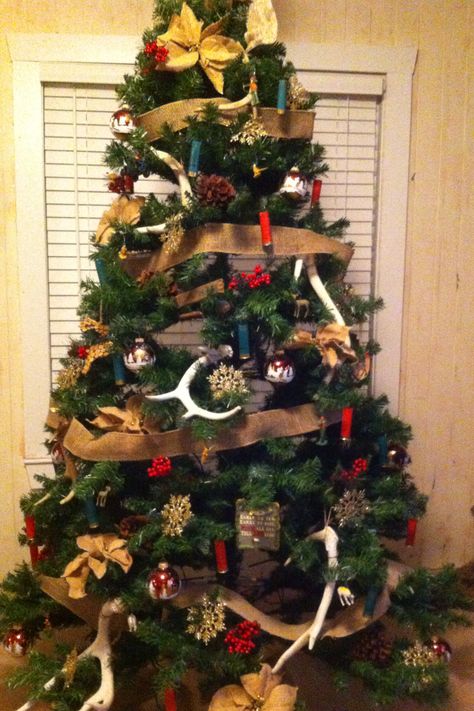 Man Cave Christmas Tree, Christmas Porches, Theme Christmas Tree, Cajun Christmas, Man Decor, Outdoors Man, Manly Decor, Tree Themes, Christmas Tree Ideas