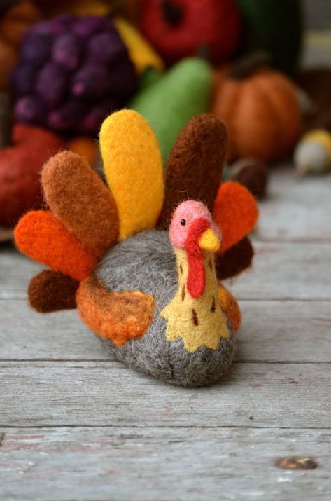 Facebook Stories, Diy Tricot, Wool Felt Projects, Needle Felting Diy, Needle Felted Christmas, Wool Needle Felting, Felt Halloween, Gobble Gobble, Needle Felting Projects