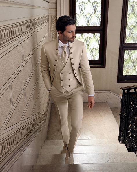 Yes or No? Follow @bestofmenstyle for more - 📸 by @andreamelchiorre1 Beige Suits For Men, Costume Beige, Mens Business Casual Shoes, Male Suit, Wedding Blazers, Groom Dress Men, Formal Tuxedo, Morning Suits, Suit Tuxedo