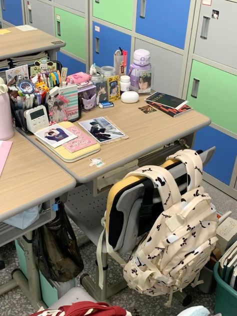 Asian High School Aesthetic, China High School, Japanese School Aesthetic, Japanese School Life, Japanese Classroom, School Dr, Classroom Interior, Studying Aesthetic, Classroom Desk