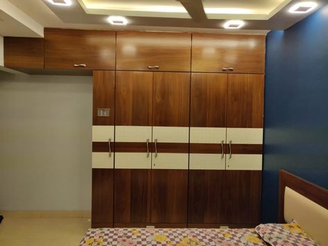 Here you will find photos of interior design ideas. Get inspired! Tijori Design, Aesthetic Wardrobe Closet, Wooden Cupboard Design, Wardrobe Laminate Design, Aesthetic Wardrobe, Sliding Door Wardrobe Designs, Wall Wardrobe Design, Wardrobe Organization, Wardrobe Aesthetic