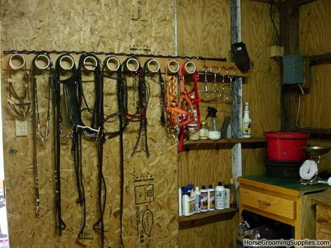 DIY Bridle Wall Rack Diy Horse Tack, Tack Room Organization, Horse Tack Rooms, Farm Diy, Tack Box, Barn Hacks, Diy Horse Barn, Barn Apartment, Horse Products