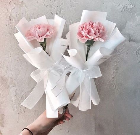 Flowers 🌺 on Twitter: "… " Single Bouquet, Single Flower Bouquet, Gubahan Bunga, Flower Bouquet Diy, Flower Box Gift, Flower Business, Flower Gift Ideas, Boquette Flowers, Bouquet Wrap