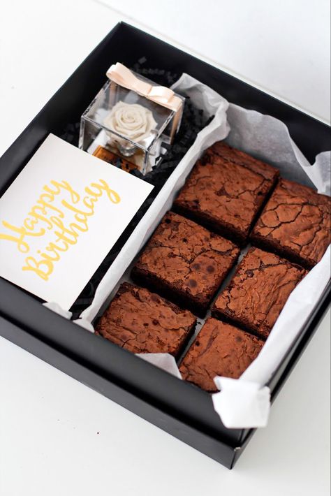 Brownie Hamper Ideas, Brownie Packaging Design, Brownies Packaging Ideas Boxes, Brownies Decorados, Decorated Brownies, Brownie Packaging, Bake Sale Packaging, Homemade Chocolate Pudding, Chocolate Candy Recipes