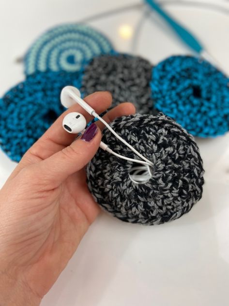 Cómo hacer un porta auriculares super práctico. Earphone Case, Own Style, Crochet Videos, Crochet Granny, Crochet Crafts, Knit Crochet, Crochet Earrings, Knitting Patterns, Holiday Gifts