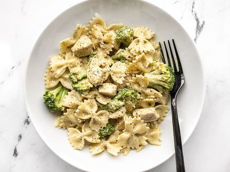 Spinach Artichoke Pasta, Creamy Pesto Chicken Pasta, Chicken Broccoli Pasta, Creamy Pesto Pasta, Creamy Pesto Sauce, Broccoli Pesto, Quick Pasta Recipes, Pesto Pasta Recipes, Pasta Chicken