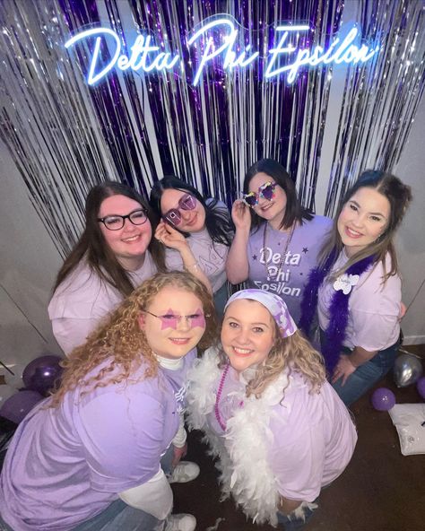 Purple themed bid day outfit inspo and group photo pose idea #purple #biddayshirts #biddaytheme #sorority #deltaphiepsilon #dphie Purple Bid Day, Group Photo Poses, Bid Day Shirts, Delta Phi Epsilon, Bid Day Themes, Alpha Delta Pi, Pose Idea, Alpha Delta, Sorority Outfits