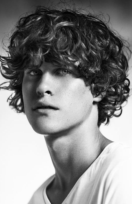 25 Carefree Surfer Hairstyles for Men in 2021- The Trend Spotter Latest Hairstyles For Boys, Surfer Hairstyles, Young Mens Hairstyles, Boys Curly Haircuts, Mens Hairstyles Curly, Men's Curly Hairstyles, Men Haircut Curly Hair, Medium Curly, Medium Curly Hair Styles