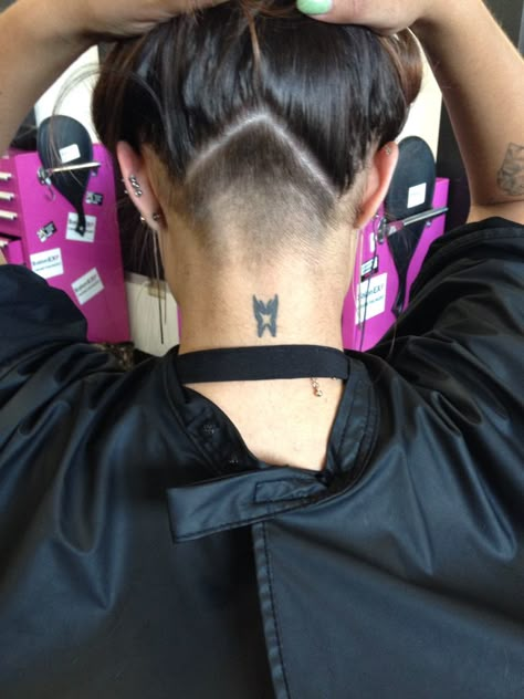 Triangle undercut. By Naomi Reisner Triangle Shaved Undercut, Shaving Back Of Head Women, V Shaped Undercut Women, Pointed Undercut, V Undercut Women, Undercut Back Of Head, Triangle Undercut Women, Shaved Back Of Head Undercut, Undercut Women Long Hair