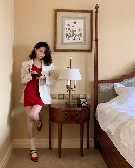 Outfit Vestido Rojo, Mary Jane Shoes Outfit, Red And White Outfits, Minimal Wedding Dress, Workwear Fashion, Red Outfit, 가을 패션, Minimal Fashion, Fashion Classy