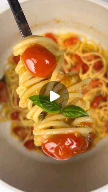 NewYork Italian on Instagram: "SPAGHETTI POMODORO
@joandbart
Is This for You ?

#SPAGHETTI #TOMATO #BASIL 

#favorite #Pasta" Spaghetti Tomato, Spaghetti Pomodoro, Tomato Spaghetti, Parmesan Spaghetti, Olive Oil Pasta, Cherry Tomato Pasta, Mediterranean Diet Plan, Chef Cooking, Diet Guide