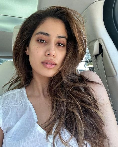 Actress Hairstyles, Janhvi Kapoor, Model Aesthetic, Without Makeup, Bollywood Stars, 15 Dresses, Blackpink Rose, Cut And Color, Bollywood Actress