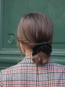 Scrunchies Hairstyles, Scrunchie Styles, Model Pose, Work Hairstyles, Penteado Cabelo Curto, Dream Hair, Scrunchie Hairstyles, Messy Hairstyles, Pretty Hairstyles