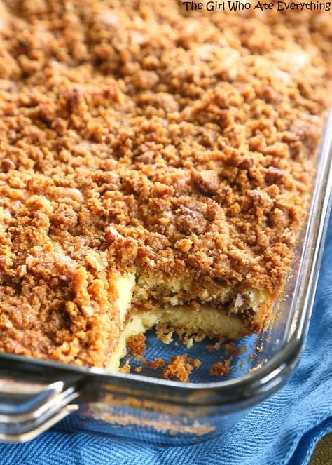 Graham Streusel Coffee Cake - an unbelievably easy coffee cake with lots of brown sugar, graham crackers, and cinnamon. the-girl-who-ate-everything.com Graham Cracker Streusel, Hannah Food, Easy Coffee Cake, Streusel Cake, The Girl Who Ate Everything, Streusel Coffee Cake, Peach Recipes, Cinnamon Streusel, Coffee Cake Recipe