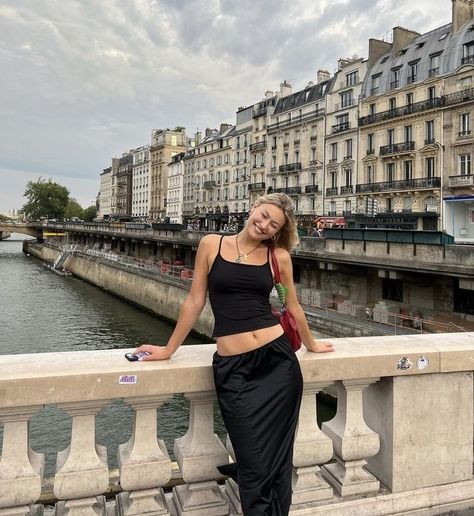 Summer Instagram Pictures, Amsterdam Photos, Italy Street, Daily Outfit Inspiration, Prom Photos, Instagram Outfits, Long Skirts, Girl Running, Poses For Photos