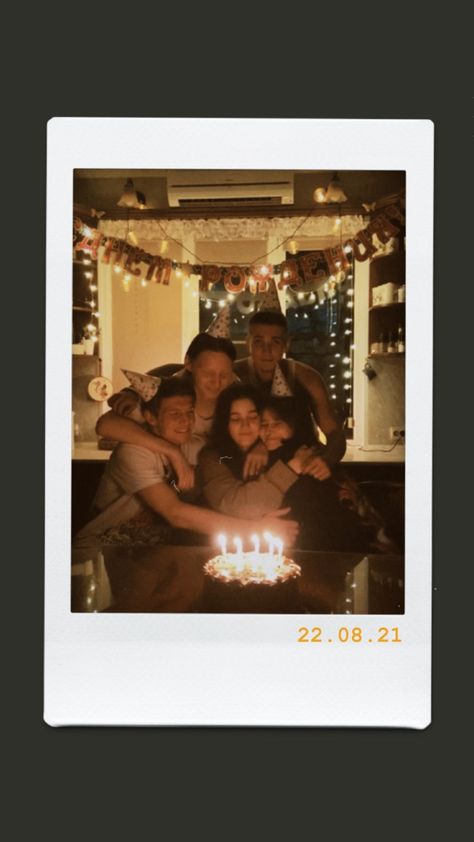 Poloroid Pictures Ideas Birthday Parties, Surprise Bday Party Ideas For Best Friend, Birthday Polaroid Pictures Party Ideas, Eighteenth Birthday Party Ideas, Suprise Birthday Party Aesthetic, 18tj Birthday, Small 18th Birthday Party Ideas, Happy Birthday Ideas Decoration, Small Birthday Party Aesthetic