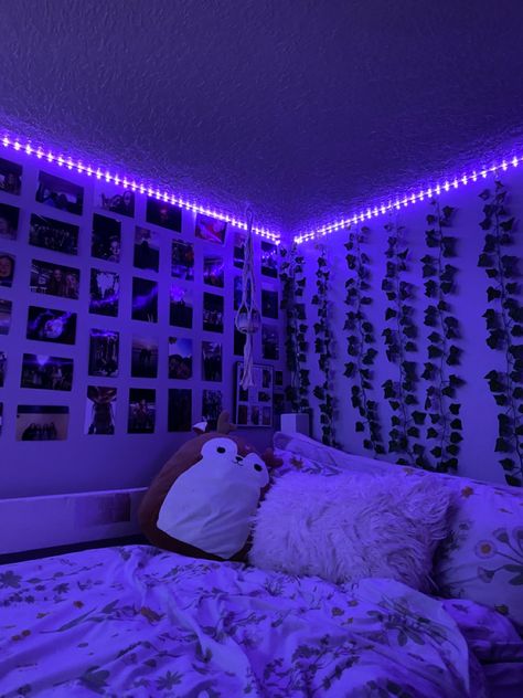 Student Dorm Room, Purple Room Decor, Zimmer Diy, Neon Bedroom, Student Dorm, Chill Room, Dorm Room Ideas, Neon Room, Redecorate Bedroom