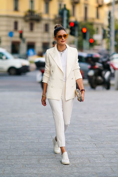 Total white outfit. How to combine white for a trendy chic look. FASHION INSPIRATION. | Cool Chic Style Fashion Total White Outfit, Streetstyle Photoshoot, Milan Fashion Week Street Style, Olivia Palermo Style, Total White, Milano Fashion Week, White Outfit, Trendy Chic, 2020 Fashion