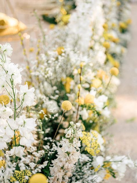 Daisy Wedding Ceremony, White Green And Yellow Wedding, Yellow And White Wedding Florals, White And Yellow Wedding Flowers, White And Yellow Flower Arrangements, Yellow Wedding Ceremony, Pale Yellow Wedding, Daisy Wedding Theme, Pale Yellow Weddings