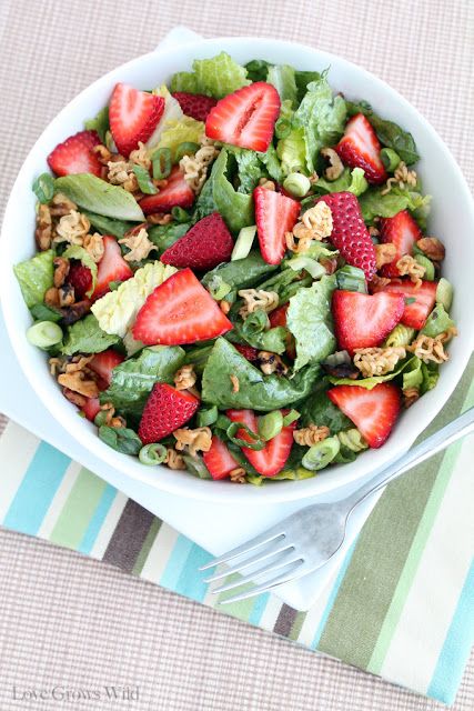 Crunchy Romaine Strawberry Salad - a sweet strawberry salad with little bites of walnuts and crunchy noodles! Church Recipes, Chicken Salad Wrap, Satisfying Salads, Romaine Salad, Fresh Fruit Recipes, Domestic Bliss, Salad Healthy, Salad Wraps, Kitchen Fun