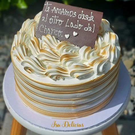 4 Bizcochos de vainilla humedecidos con 3 leches y rellenos de crema pastelera y dulce de leche. Decoracion en merengue italiano. Tres Leches, Cake Decoration, Cake Decorating, Pastel, Cake