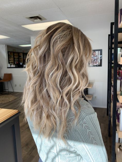 Hairstyles 2023 Trends, Beachy Blonde Hair, Blonde Hair Tips, Different Hair Lengths, Hair Tips And Tricks, Beachy Blonde, Hairstyles Highlights, Summer Blonde Hair, Highlighted Hair