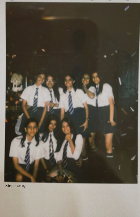 Desi School Aesthetic, Indian School Farewell Aesthetic, Indian School Aesthetic, Farewell Ideas, Graduation Party Pictures, School Trends, Friend Pictures Poses, India School, Bff Photoshoot Poses