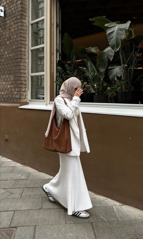 Beach Hijab Outfit Ideas, Sambas Adidas Women Outfit, Samba Classic, Stylish Outfits Casual, Adidas Samba Outfit, Hijabi Fits, Samba Outfit, Hijabi Outfit, Modest Fits