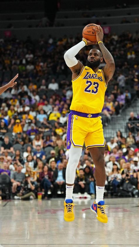 Nba Aesthetic, Lebron James Wallpapers, Basketball Photos, Jordan Outfit, Fav Celebrities, Basketball Photography, Nba Wallpapers, Sport Icon, Nba Players