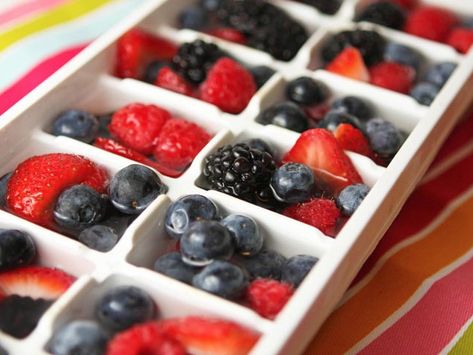 How to Make Fruit Ice Cubes - VIDEO Fruit Ice Cubes, Flavored Ice Cubes, Cold Treats, Fruit Ice, Fourth Of July Food, Clear Ice, How To Make Drinks, Fun Foods, Wine Cocktails