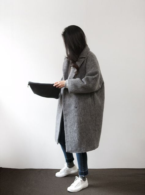 The Classy Issue Cocoon Coat, Minimalist Chic, Grey Coat, Outfit Look, Oversized Coat, Street Style Inspiration, Inspiration Mode, Minimal Fashion, Outfits Casuales