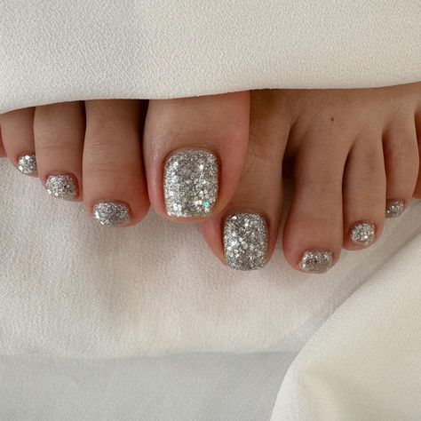 Posted by Zoe Scott: Welcome to my latest post, where I'll dive into the world of Silver Pedicures, a trend catching everyone's eye lately. As someone who's tried and test... Silver Glitter Pedicure, Silver Toes Pedicure, Bride Toe Nails Wedding, Silver Glitter Toe Nails, Glitter Pedicure Ideas, Silver Toe Nails, Silver Toenails, Silver Pedicure, Bride Toes Nails