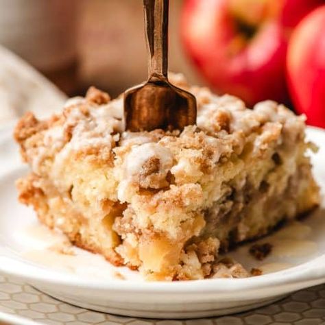 Apple Crumb Cake Recipe - NeighborFood Apple Crumb Cake Recipe, Gluten Free Apple Cake, Apple Crumb Cake, Apple Coffee Cake, Vegan Apple Cake, Blueberry Crumb Cake, Crumb Coffee Cakes, Apple Crumb Cakes, Powdered Sugar Icing