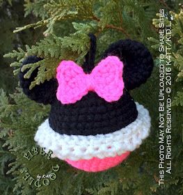 ᓚᘏᗢ: Courtesy Pattern : CP30 - Mouse-y Christmas Disney Haken, Miki Mouse, Minnie Ornaments, Wall Hanging Dream Catcher, Crochet Mickey Mouse, Mickey Mouse Ornaments, Mickeys Christmas Carol, Dream Catcher Patterns, Crochet Wall Hanging