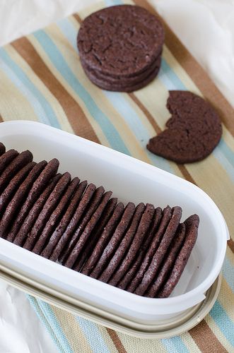 Homemade Chocolate Wafers 5 Chocolate Wafers With Cream, Homemade Ice Cream Sandwiches, Chocolate Wafer Cookies, Chocolate Wafer, Food Cookies, Eggless Recipes, Deli Sandwiches, Kolaci I Torte, Decorating Cookies