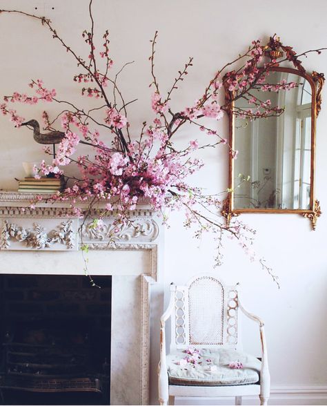 Industrial Vintage Decor, White Fireplace, Easter Table Settings, Vintage Dining Room, Pink Easter, Beltane, Home Decorating Ideas, Easter Table, Vintage Modern