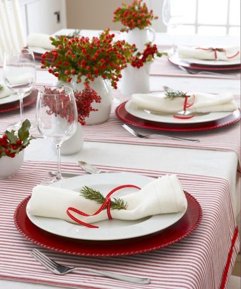 Party Line Christmas Dinner Table Settings, Christmas Table Setting, Tafel Decor, Christmas Dinner Table, Christmas Table Centerpieces, Dinner Table Setting, White Christmas Decor, Christmas Tablescapes, Christmas Dining