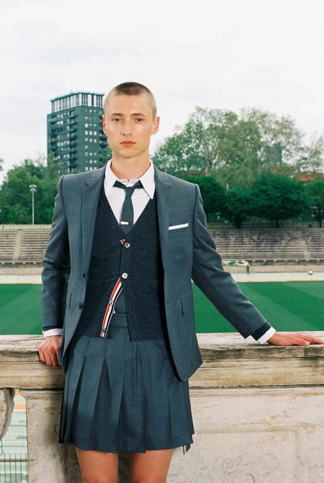 Why Thom Browne's Milan Debut Was a Sumptuous Snooze Feminine Men Fashion, Thom Browne Suit, Thom Browne Menswear, Thome Browne, Guys In Skirts, Male Dress, Men Wearing Skirts, Man Candy, Business Dresses