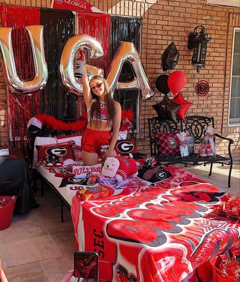 College Bed, College Grad Party, Bed Party, College Gameday Outfits, Senior Szn, College Vision Board, Gameday Outfits, Georgia Bulldogs Football, Georgia College