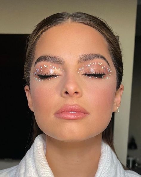 Makeup Looks Sparkle Eye, Rhinestone Wing Liner, Mirror Ball Makeup, Jeweled Eye Makeup, Jem Makeup Looks, Beyonce Concert Outfits, 21 Outfit Birthday Night, Astronaut Makeup, Rine Stone Makeup