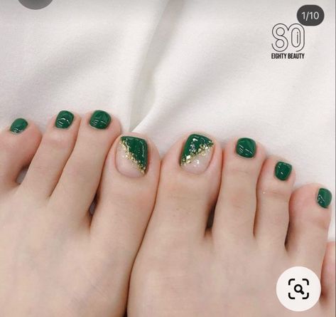 Green And Gold Pedicure, March Pedicure Ideas, Feet Gel Nails, Emerald Green Toe Nails, Pedicure Ideas Green, Pedicure Ideas Fall Toenails, Pedicure Verde, Dark Green Pedicure, Gold Toe Nails