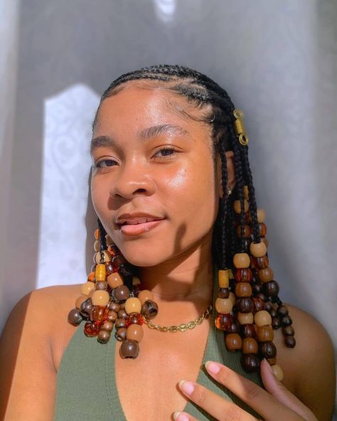 nutmegcurlsandcoils on Instagram: “Short n Sweet 🍬✨💖 Mini Twist with Beads or Mini Braids? 😋💖✨ Reposted from @bianca.miaaa Follow @nutmegcurlsandcoil #hairgrowth…” Short Mini Braids With Beads, Beads On Twisted Hair, Mini Twist With Beads, Mini Braids On Natural Hair With Beads, Beads On Mini Twist, Cornrows Natural Hair, Braids With Extensions, Braids With Beads, Braided Hairstyles Easy