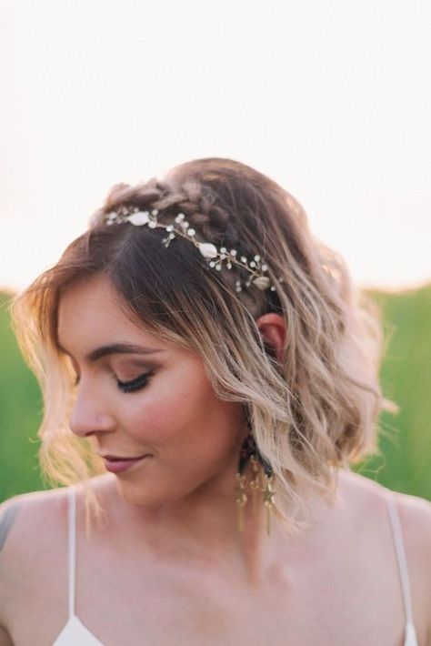 Wedding Hair Vine Short Hair, Wedding Hairstyles For Short Hair With Headband, Short Wavy Hair Bridesmaid, Short Bridal Hair Headband, Short Wedding Hair Headband, Short Wedding Hairstyles With Headband, Short Wedding Hair With Tiara, Short Hairstyle Women Bride, Short Bridal Hair With Headband