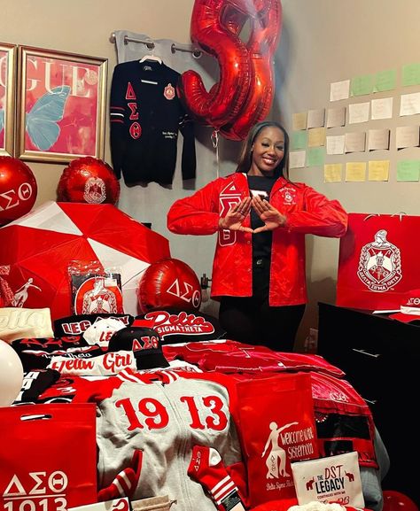 Delta Sigma Theta Gifts, College Inspiration, College Vision Board, Life Goals Future, Delta Girl, Delta Sorority, Delta Sigma Theta Sorority, Graduation Photoshoot, Delta Sigma Theta